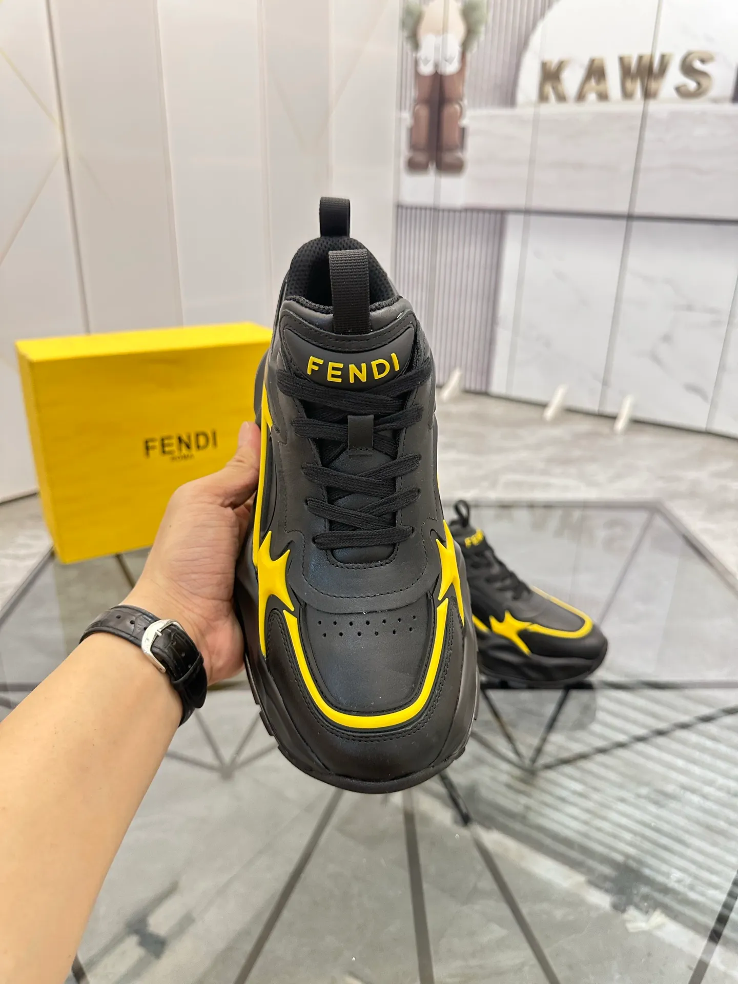 Men's shoes: 💰P580¥ Product trademark: Fendi* "Fendi*" low-top sports shoes Regular size: 39-44 (can be customized to 38.45.46) Product material: imported cowhide upper, breathable lining, original outsole. No.: 0008